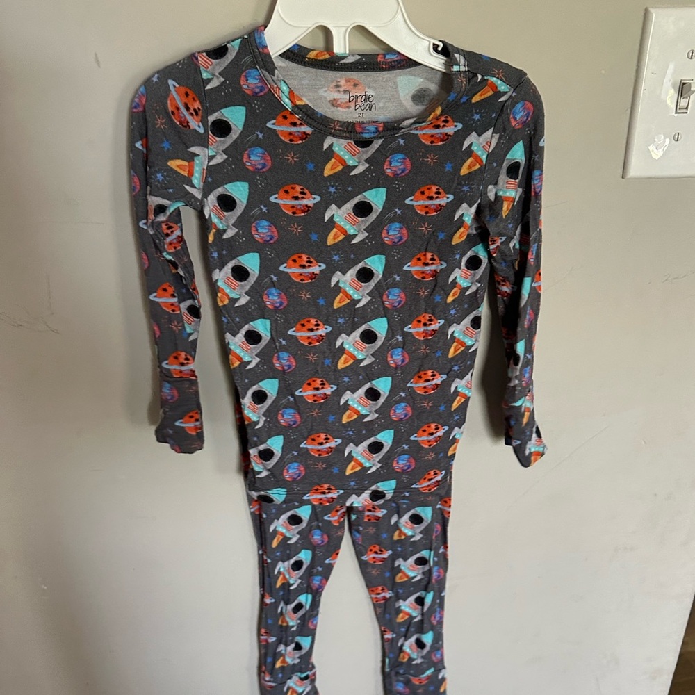 Birdie bean 2T gray rocketship pajama set bamboo super soft in great condition